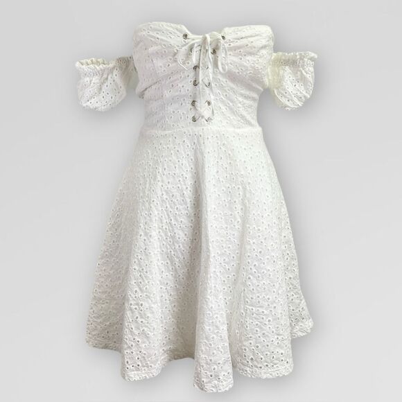 City Studio Dresses & Skirts - City Studio White Eyelet Off the Shoulder Milkmaid Dress, sz 3 Juniors. Lace up